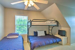 Katil dua tingkat atau katil-katil dua tingkat dalam bilik di Peaceful Kingston Abode about Close to Fishing!
