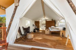 een kamer met een tent met een bed erin bij Under Canvas Bryce Canyon in Widtsoe