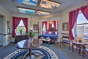 1 dormitorio con 1 cama y 1 mesa en Luxurious Annville Home about 8 Mi to Hersheypark, en Annville