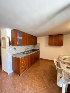 una cocina vacía con fregadero y encimera en Appartamento a pochi minuti da Acciaroli sul mare, en Agnone