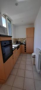 kuchnia ze zlewem i kuchenką górny piekarnik w obiekcie LA CIGALE ARGELES - MADELOC w mieście Plage dʼArgelès