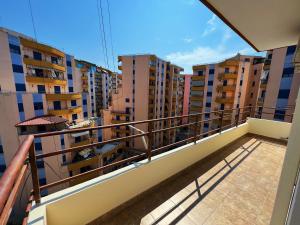 d'un balcon avec vue sur certains bâtiments. dans l'établissement Silvi C&S, à Fier