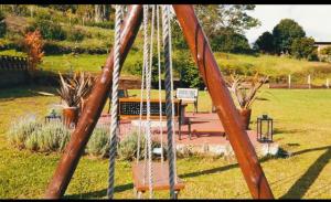 um baloiço num parque com um banco em Palast Haus Pousada em Gramado