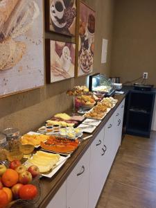 een buffet lijn met veel verschillende soorten eten bij Palast Haus Pousada in Gramado