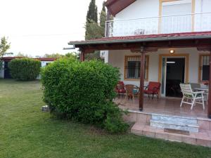 Vonkajšia záhrada v ubytovaní Private two-floor holiday house in Leptokaria