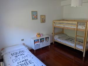 - une chambre avec 2 lits superposés et une table dans l'établissement Bolboreta Nigrán, à Nigrán