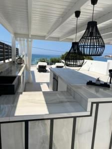 una cucina con vista sull'oceano di Longbeachvillas 2 Thesia beachfront villa a Makris Gialos