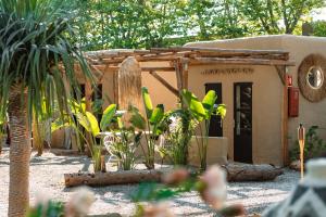 Ogród w obiekcie Parco Ibiza, by Camping San Antonio est 1961