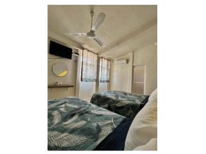 - une chambre avec 2 lits et un ventilateur de plafond dans l'établissement Hotel Ocean Huatulco, à Santa Cruz Huatulco