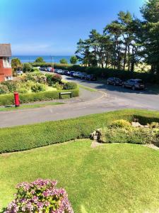 - une vue sur une route avec des voitures garées dans un parking dans l'établissement White Gable, à Scarborough