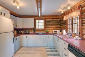 eine Küche mit weißen Geräten und Holzwänden in der Unterkunft Family & Pets Friendly 6 Person Remote Work Mountain View Oasis in Lac-Superieur