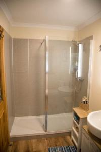een badkamer met een douche en een wastafel bij Riverside Loft in Barcaldine