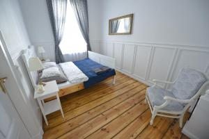 um pequeno quarto com uma cama e uma janela em Wilhelmstadt Apartment 60m - PARKING em Toruń