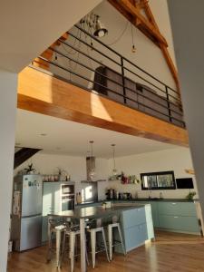 una cocina con un loft con mesa y sillas en Maison contemporaine au cœur de la Roche-Posay, en La Roche-Posay