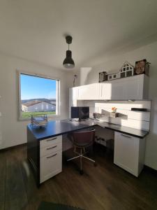 Maison contemporaine au cœur de la Roche-Posay tesisinde mutfak veya mini mutfak