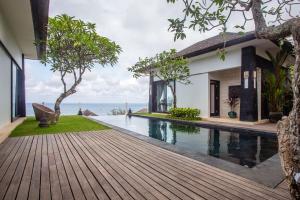 a villa with a swimming pool and a view of the ocean at Nusa Dua Ocean Cliff Dream in Ungasan