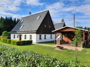 Ferienhaus Erzgebirge في حصن مارينبيرغ: حظيرة بيضاء كبيرة مع سقف مقامر