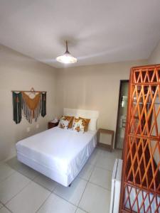 1 dormitorio con 1 cama blanca grande en una habitación en Pousada Carpediem en Morro de São Paulo