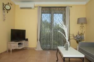 Televízia a/alebo spoločenská miestnosť v ubytovaní Apartment ELLY