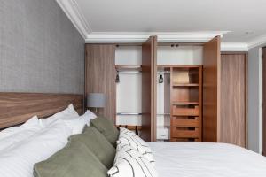 1 dormitorio con 1 cama blanca grande y armario en Capitalia - Apartments - Polanco - Julio Verne en Ciudad de México