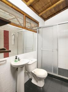 托比亞的住宿－Rionegro Ecolodge，浴室配有卫生间、淋浴和盥洗盆。