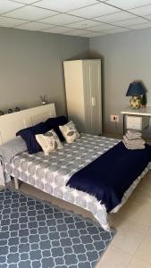 Un dormitorio con una cama grande y una alfombra azul en APARTAMENTO FONTE DO CRISTO, en Porriño