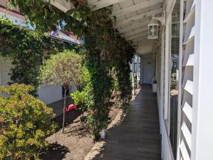an ivy covered walkway on a house at El Rancho Motel in San Diego