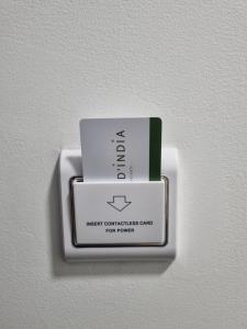 Ein weißer Teller mit zwei Schachteln an einer Wand in der Unterkunft Fico d'India in Spadafora