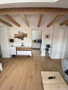 ein Wohnzimmer mit einem Sofa und einem Tisch in der Unterkunft Apartment Katarina Oberasbach in Oberasbach