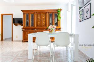 a dining room with a white table and white chairs at Casa Vacanze Licinia - Appartamento centro storico in Citta' Sant'Angelo
