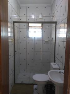 een badkamer met een toilet en een wastafel bij Apartamentos PraiaMar in Ilha Comprida