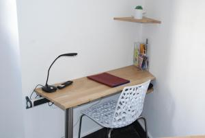 a desk with a chair next to a wall at Studio Nancy quartier Thermal - Parc Sainte-Marie in Nancy