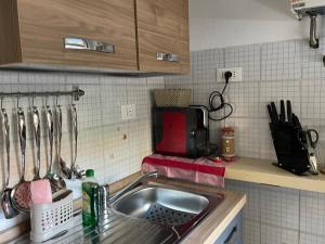 A kitchen or kitchenette at Nuova Casa vacanze nonna Prassede con giardino e posto auto