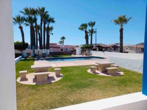 Πισίνα στο ή κοντά στο Departamento a solo unos pasos de playa algodones