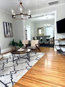 sala de estar con sofá y mesa en Black and white cottage; Simple yet stunning., en Joplin