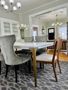 comedor con mesa y sillas en Black and white cottage; Simple yet stunning. en Joplin