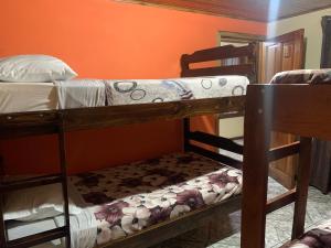 Postel nebo postele na pokoji v ubytování Monteverde Monkey Hostel
