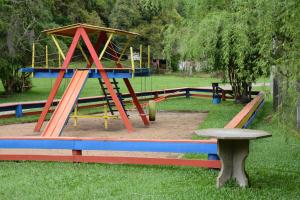 einen Park mit Spielplatz mit Spielstruktur in der Unterkunft Pousada Parque das Pitangueiras in Flores da Cunha