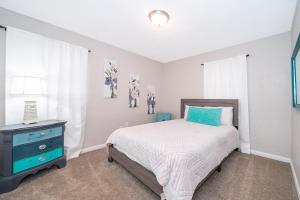 1 dormitorio con 1 cama y vestidor azul en Forever Summer - Entire House! with KING Bed! en Clearwater