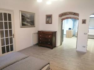Un dormitorio con una cama y una cómoda en una habitación. en LOFT AZZURRA, en Cannobio
