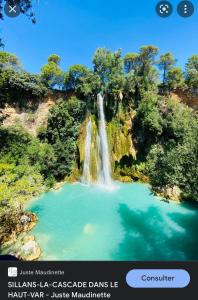 a waterfall in the middle of a pool of water at Bulle insolite Fréjus in Fréjus