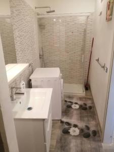 baño pequeño con lavabo y lavabo blanco en LOFT AZZURRA, en Cannobio