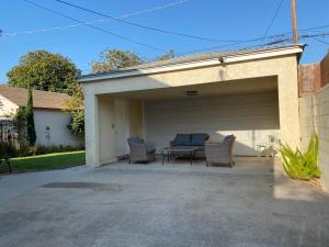 uma garagem com duas cadeiras e uma mesa em Spacious family oasis in silicon beach 5mins to LAX em Los Angeles