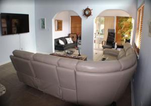 un gran sofá de cuero en la sala de estar en Navarre Beach Escapades en Navarre
