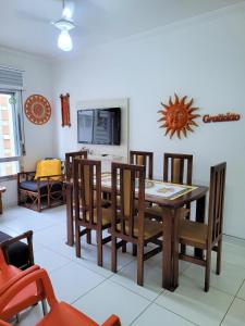 a dining room with a table and chairs at Apto pé na areia Praia das Pitangueiras - Centro in Guarujá