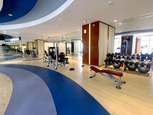 un gimnasio con equipamiento de ejercicio en un edificio en Lovely one bedroom apartment with world class hotel amenities en Dubái