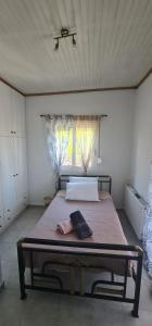 ein Schlafzimmer mit einem großen Bett in einem Zimmer in der Unterkunft Livadi house in Theologos