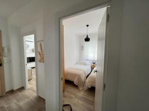Łóżko lub łóżka w pokoju w obiekcie Apartamento céntrico y en primera línea de playa