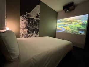 a bedroom with a bed and a painting on the wall at Henn na Hotel Tokyo Haneda in Tokyo