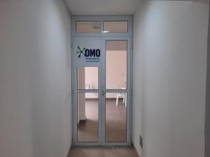 a door in a room with a sign on it at Descanse em Lindo Studio na Bela Vista em São Paulo in Sao Paulo